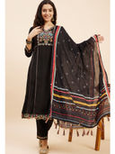 Black color option, Sold out, Currently selected