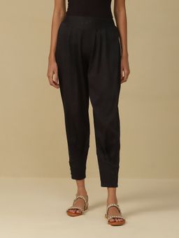 Aarke Ritu Kumar - Black Solid Tapered Pant
