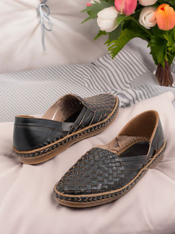Korakari - Women Solid & Patterned Black Ethnic Juttis