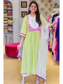 Pink Tree - Green Muslin Thread Work Kurta with Pant and Dupatta