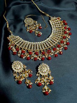 Karatcart - Gold plated Kundan Pearl Bridal Choker Necklace With Earring And Maangtikka (Set of 3)