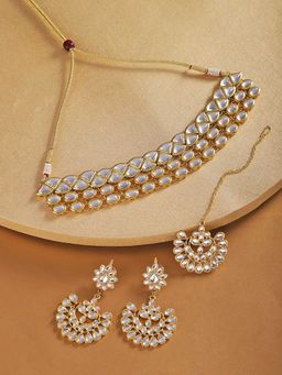 Karatcart - Gold Kunuz Traditional Kundan Choker Necklace with Earrings and Maangtikka (Set of 3)