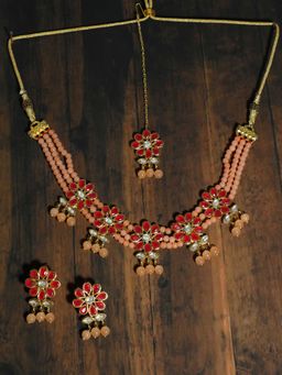 Karatcart - Gold Kundan Beaded Choker Necklace With Earrings And Maangtikka (Set of 3)