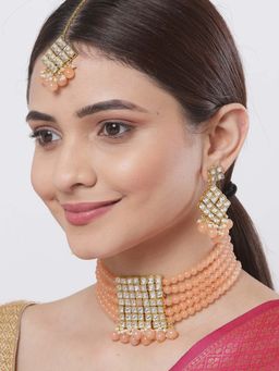 Karatcart - Kundan & Peach Beads Handcrafted Choker Necklace With Earrings & Mangtikka (Set of 3)