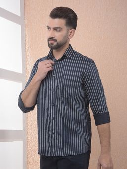 CRIMSOUNE CLUB - Men Navy Blue Vertical Stripes Slim Fit Shirt