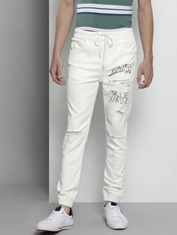 The Indian Garage Co - Men Slim Fit Placement Print Mid-Rise Stretchable Denim Joggers