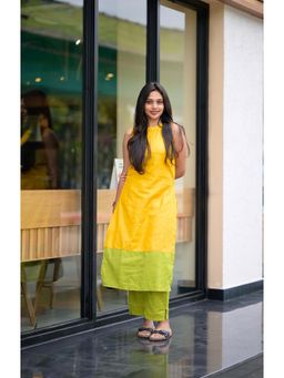 Vastara TheLabel - Yellow Solid/Plain Round Neck Kurta With Pant