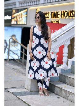 Vastara TheLabel - White Floral Mandarin Neck Kurta With Pant