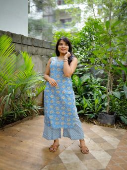 Vastara TheLabel - Blue Floral V-Neck Kurta With Pant