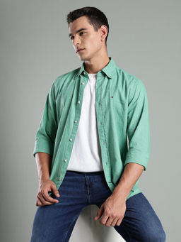 Tommy Hilfiger - Men Green Solid Casual Shirt