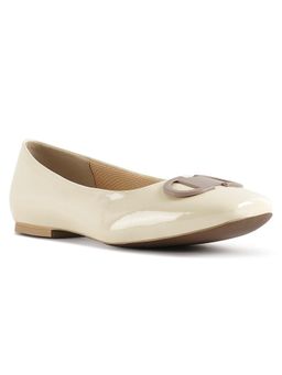 London Rag - Women Glossy Faux Leather Horse Bit Ballerinas - Of White