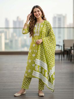 FASHOR - Floral Printed Embellished Straight Kurta With Pant & Dupatta