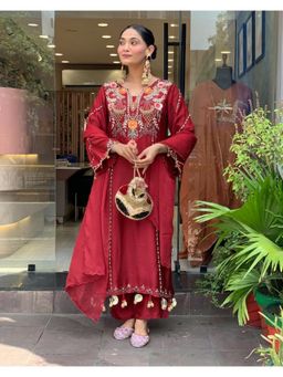Gahan - Women Embroidered Kurta and Pant with Dupatta - Maroon