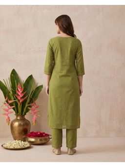Gahan - Pink Ruby Cotton Blend Thread Embroidered Kurta Pant