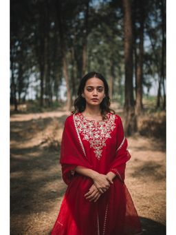 Asaga - Women Red Mehboob Kurta with Pant and Dupatta