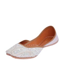 KURRBAT - Mehr Pearl Work White Coloured Juttis