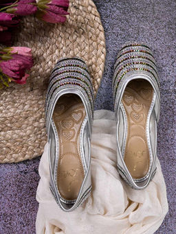 Jove - Women Silver Embellished Mojaris