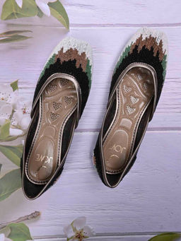 Jove - Women Black Embellished Mojaris