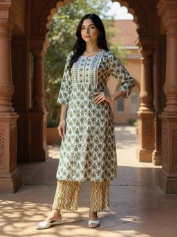 Rangita - Women Green Rayon Embroidered Straight Kurta with Pant