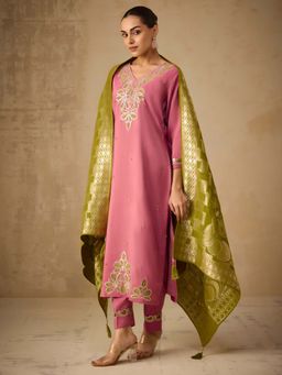 Women Plus - Pink Embellished Viscose Shimmer Silk Kurta With Pant & Dupatta