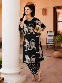 Aaghnya - Women's Black Viscose Rayon Printed Straight Kurta with Pant