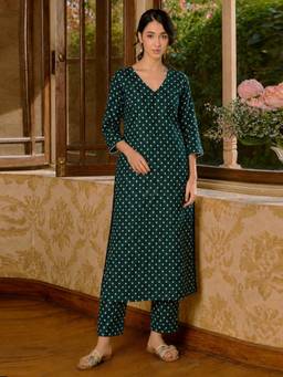 Aaghnya - Women's Green Viscose Rayon Printed Straight Kurta with Pant