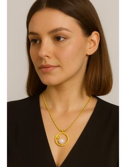 VIEN - Elegant Gold-Plated Pearl Circle Pendant Necklace