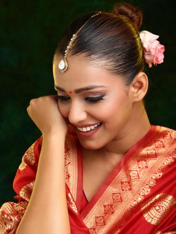 Ruby Raang Studio - Elegant White Kundan Maangtikka