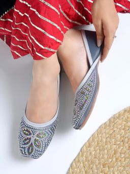 Shoetopia - Women Embroidered Ethnic Juttis