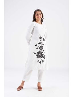 Hasttvam - Yara White Embroidered Kurta and Pant (Set of 2)