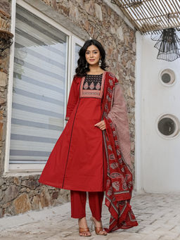 Yufta - Maroon Cotton Round Neck Kurta with Pant and Dupatta (Set of 3)
