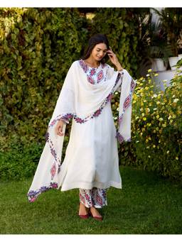 Naaz By Noor - Free Flower Child White Kurta Pant and Dupatta