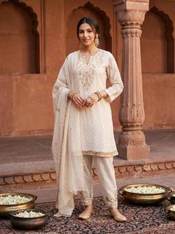 SHAABA CLOTHING - White Aari Embroidered Chanderi Silk Kurta With Pant And Dupatta