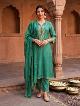 SHAABA CLOTHING - Green Aari Embroidered Chanderi Silk Kurta With Pant And Dupatta