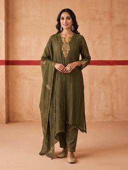 SHAABA CLOTHING - Green Hand Embroidered Chanderi Silk Kurta With Pant And Dupatta