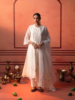AM by Anita Mittal - Off White Chanderi Ithr Kurta with Pant and Dupatta