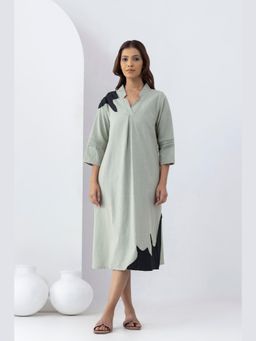 MARKKAH STUDIO - Green Solid V-Neck A-Line Midi Dress