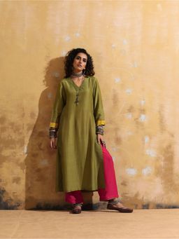 trueBrowns - Women Green Solid/Plain Kurta with Pant