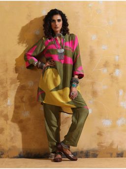 trueBrowns - Women Green Floral Kurti with Pant