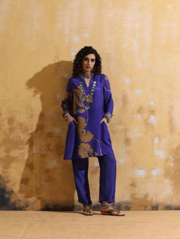 trueBrowns - Women Blue Floral Kurti with Pant