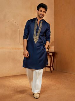 Vastramay - Navy Blue Embroidered Mandarin Neck Kurta With Pant