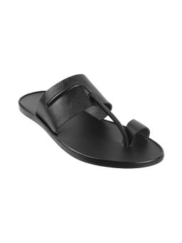 Mochi - Mens Black Flat ChappalsMochi Black Solid Sandals