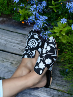 GLAM STORY - Firdaus Embroidered Flat Black Mules