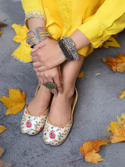 GLAM STORY - Rojana Embroidered Punjabi Juttis White