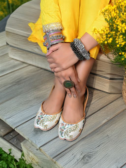 GLAM STORY - Rojana Embroidered Punjabi Juttis Ivory