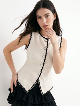 Outzidr - Off White Sleeveless Contrast Edge Detail Top