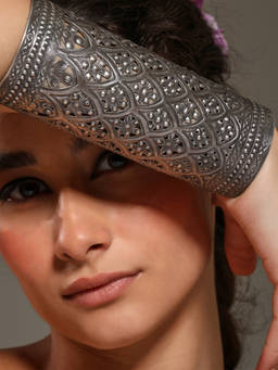VENI - Women Brass Silver-Plated Cuff Bracelet