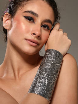 VENI - Women Brass Silver-Plated Cuff Bracelet