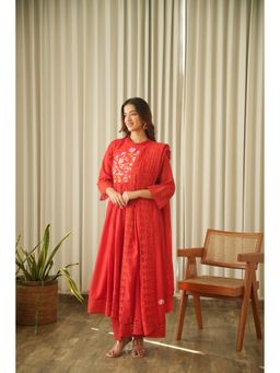 ONEWE INDIA - Crimson Red Aari Embroidered Chanderi Kurta with Pant and Dupatta