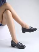 Black color option, Sold out, Currently selected